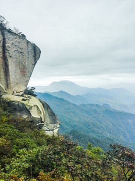 奇石远山