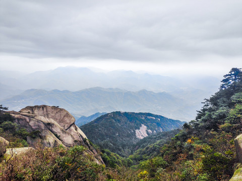 奇石远山