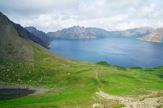 长白山天池西坡草地的景色