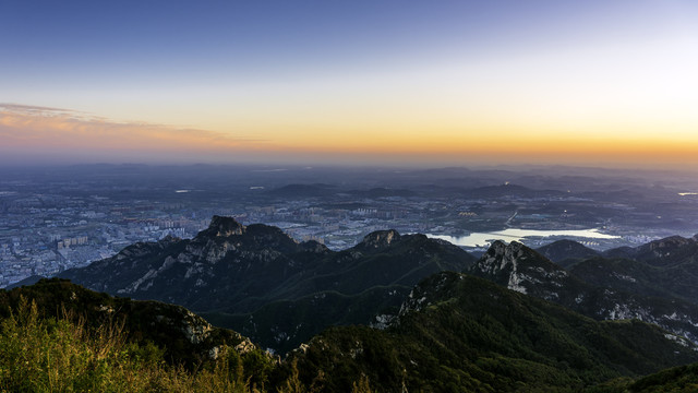 泰山与泰安市晨曦美景