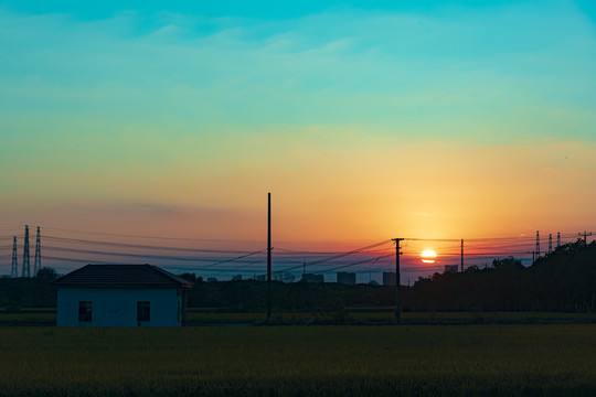 田野黄昏太阳落日