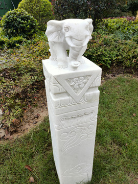 雕塑石象柱子