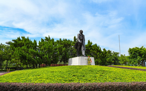 深圳莲花山山顶广场雕像