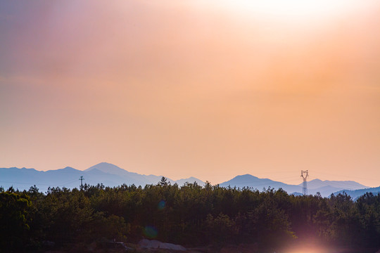 夕阳下的山林