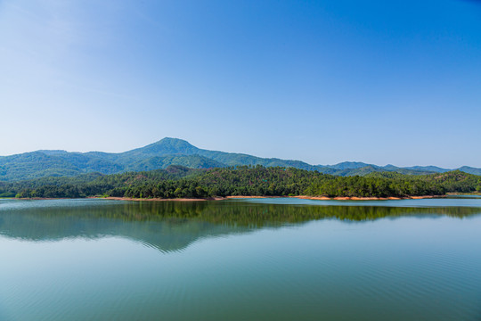 远山与湖泊