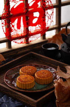 传统节日中秋节桌上的月饼