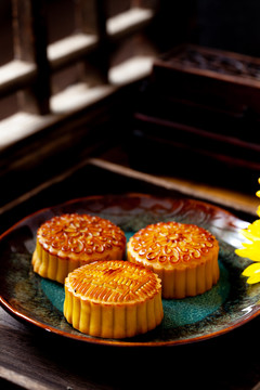 传统节日中秋节桌上的月饼