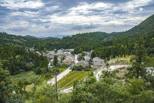 半山腰小村庄