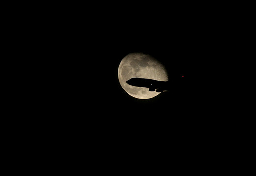 飞机月亮夜景