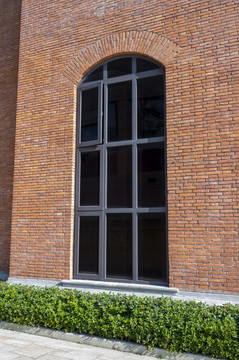红砖墙玻璃窗