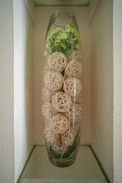透明玻璃花瓶和竹编圆球假花摆设