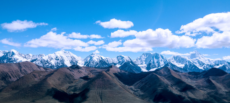 连绵起伏的山