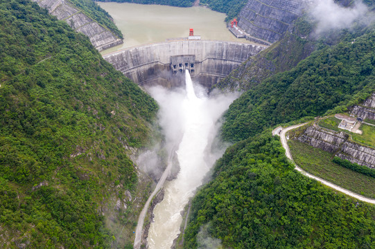 水电站泄洪