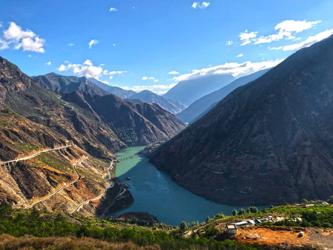 高山河流