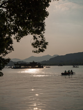 夕阳下的西湖画舫