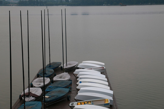 湖边的帆船