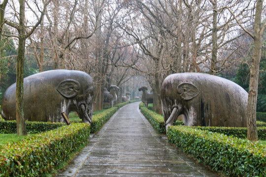 雨中石像