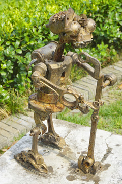 废旧零件雕塑的机器人歌手