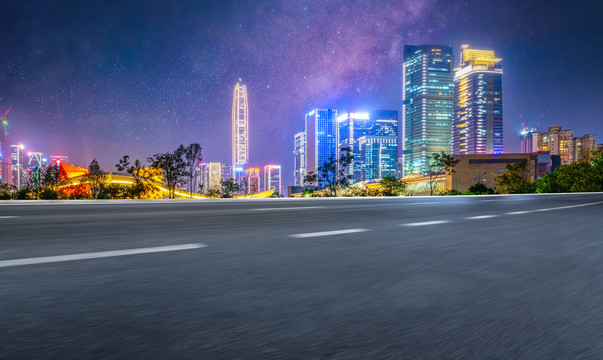 高速公路天际线和建筑景观夜景