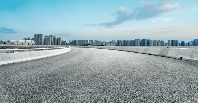 公路弯道和城市景观