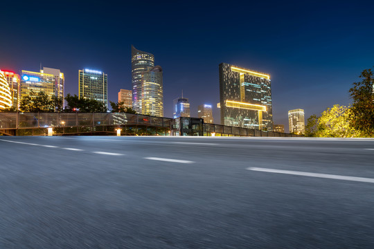 高速公路天际线和城市景观夜景