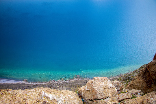 俯拍月牙湾湖水