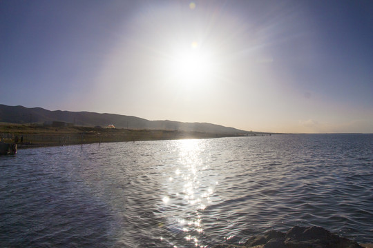 阳光照耀青海湖