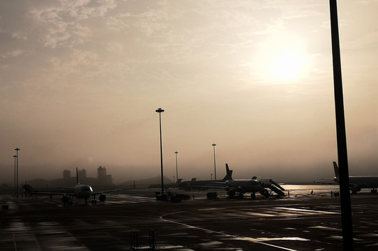 清晨的机场