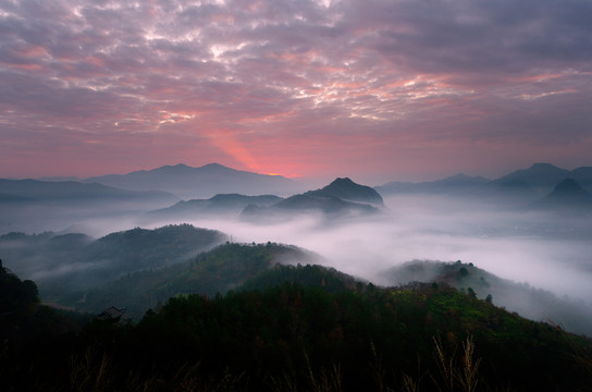 清晨高山的光芒