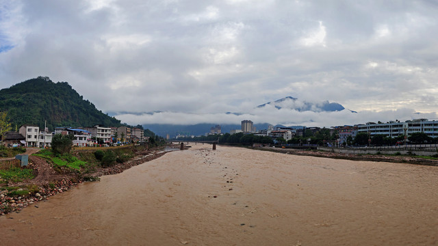 黄色河水