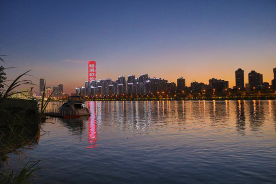 夜景湖面风光