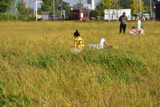 市民休闲晒太阳