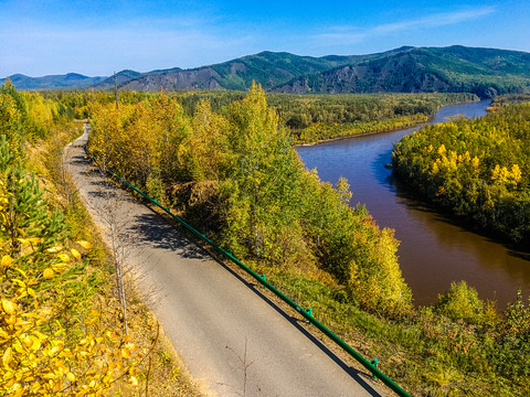 秋季森林公路河流