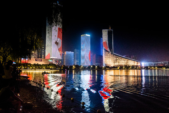 天鹅湖夜景