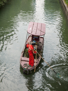 打捞河面漂浮物