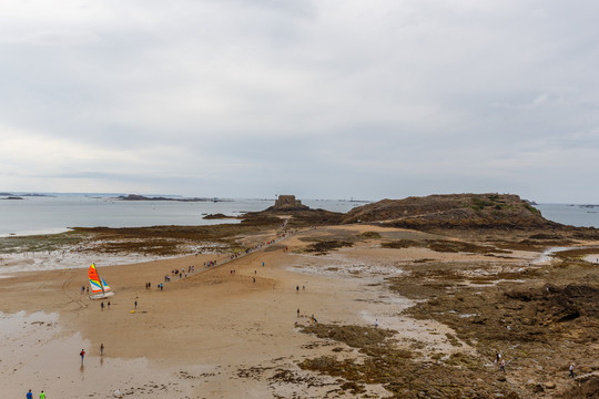 法国布列塔尼圣马洛海滩风景