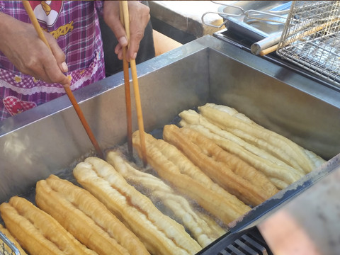 油锅炸油条