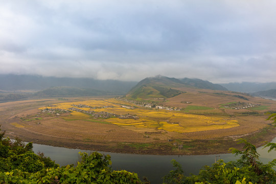 中朝边界鸭绿江云峰水库山水秋季