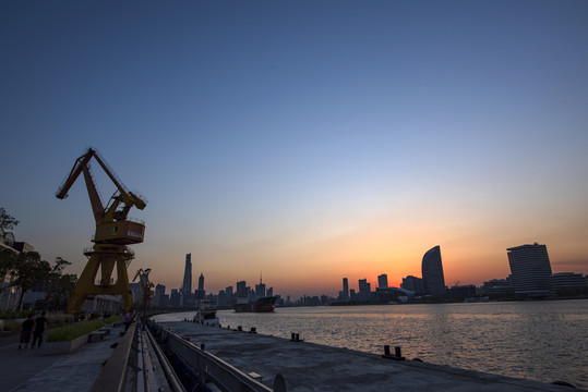 上海黄浦江浦东洋泾段黄昏夜景