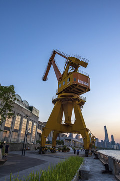 上海黄浦江畔的大型港口吊机