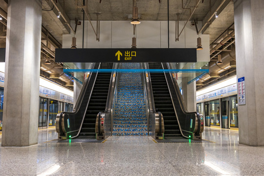 上海地铁候车站台的自动扶梯