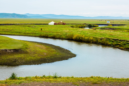 夏季草原河边的蒙古包