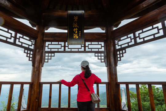 亭子上看风景的女人