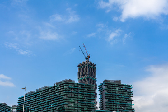 蓝天白云下的建筑工地塔吊