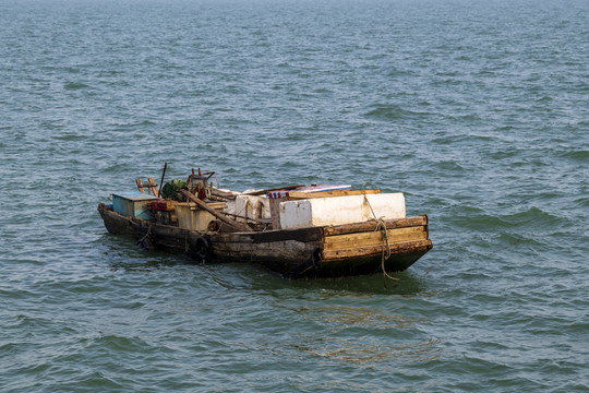 海面小渔船