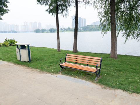 湖边长椅