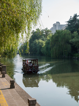 杭州东河游船靠岸