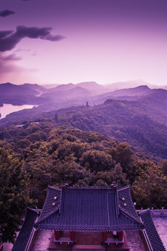 中国建筑与群山