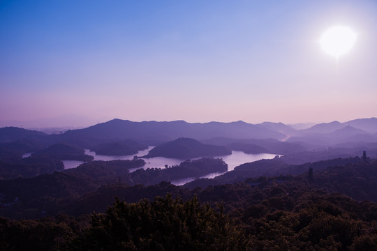 惠州高榜山上眺望红花湖与群山