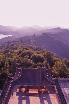 中国建筑与群山